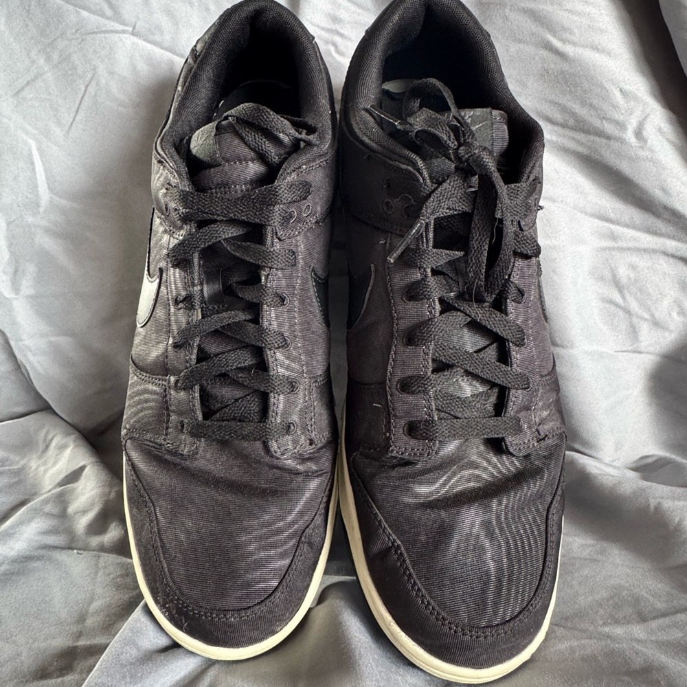 Nike Dunks • Black Vinyl